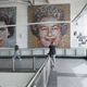 Imagen: ‘The People’s Monarch’. Aeropuerto de Gatwick.CC// Daily Mail.